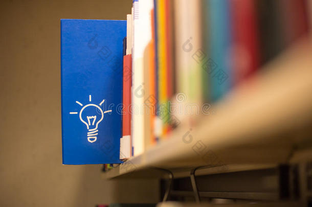 书架上一本书上的创意图标