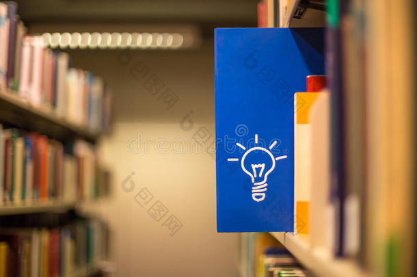 书架上一本书上的创意图标
