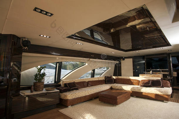 豪华的船舶内饰、舒适的帆船舱、昂贵的木质设计和游艇内部柔软的白色沙发