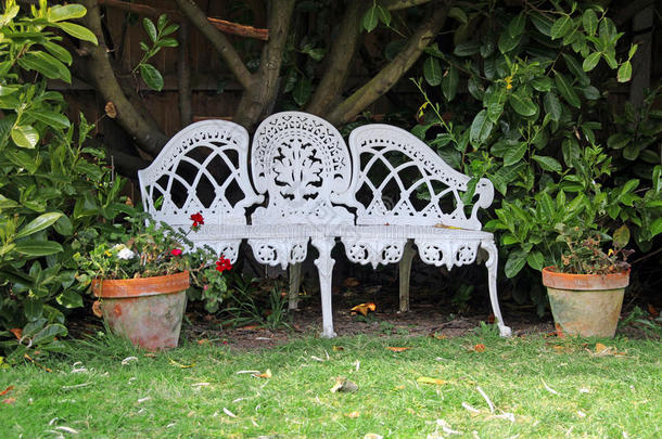 白色小屋花园爱情座椅