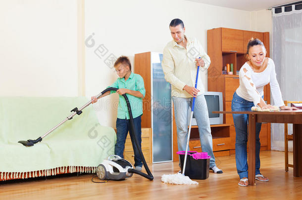一对夫妇带着十几岁的儿子打扫房间