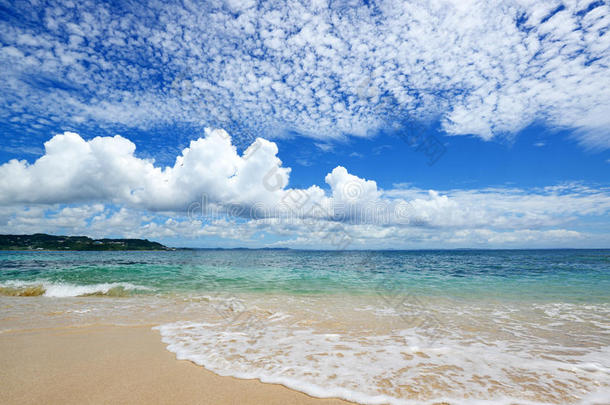 冲绳的夏日天空和美丽的海滩