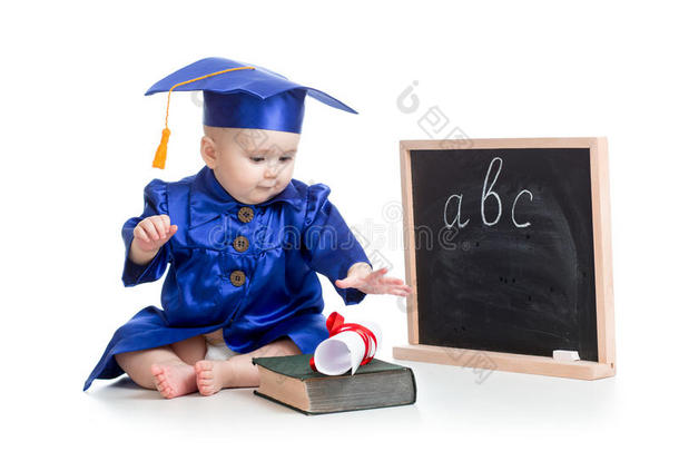 穿着院士服的宝宝在黑板前看书