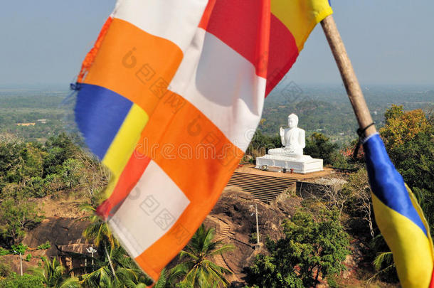 佛教旗帜和佛像，米辛塔莱，斯里兰卡
