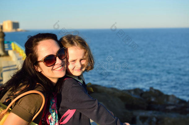 一个年轻的女人和她的女孩在沙滩上享受夏日的夜晚