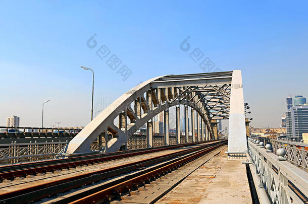 钢跨铁路桥