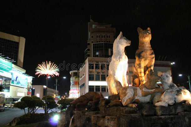 夜晚古晋街头的猫雕像