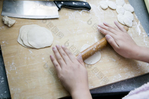 用擀面杖做<strong>饺子皮</strong>的女人