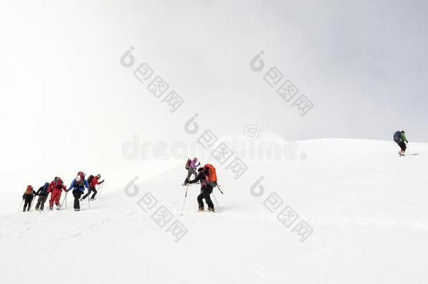 偏远地区的滑雪者上山
