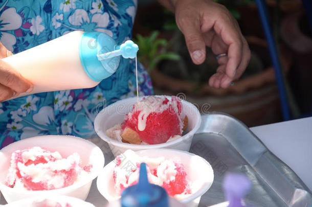 加糖炼乳雪糕刨冰