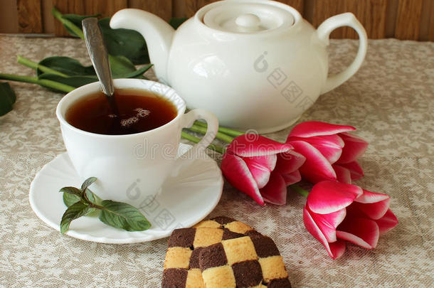一杯红茶，饼干和郁金香