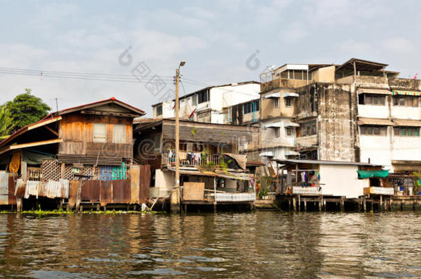 泰国肮脏运河上的贫民窟
