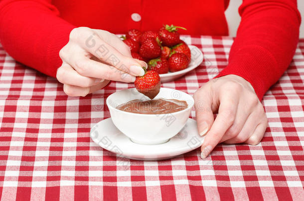 女人吃巧克力草莓火锅