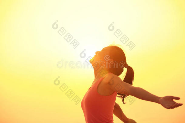 <strong>欢呼的</strong>女人在沙滩上张开双臂