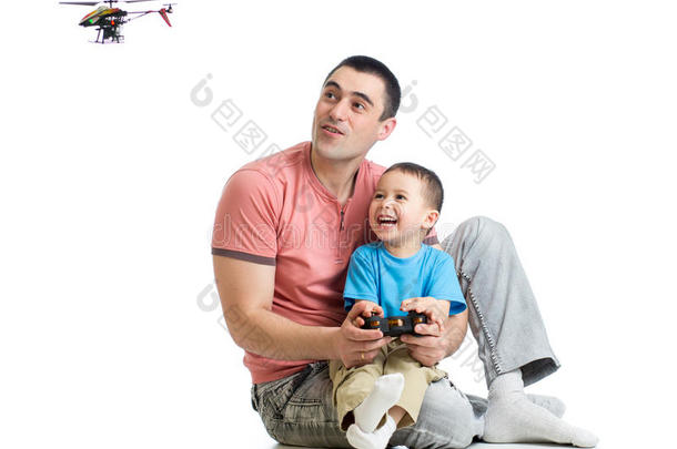 爸爸和孩子玩遥控直升机玩具