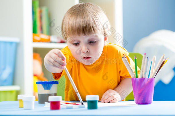 孩子在<strong>儿童房</strong>的餐桌上画画