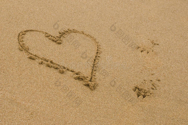 在沙滩上画的心形