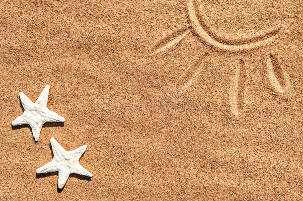 贝壳和沙滩上的太阳图片