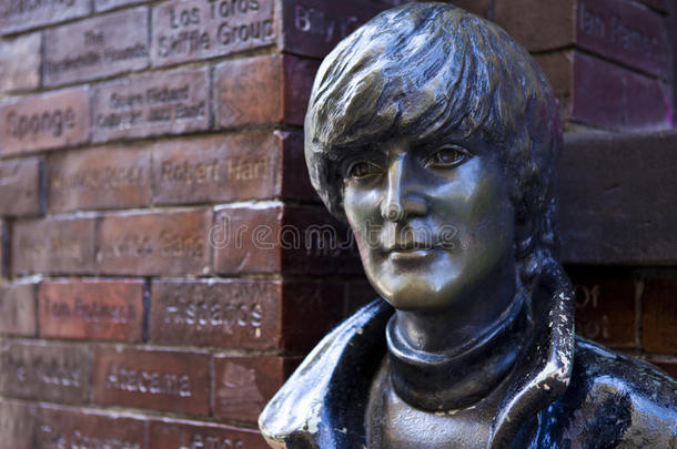 约翰·列侬在利物浦的雕像