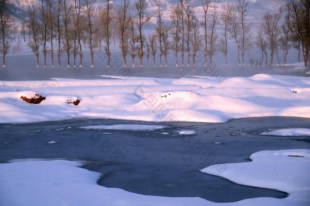 中国云南湖，晨雪纷飞。