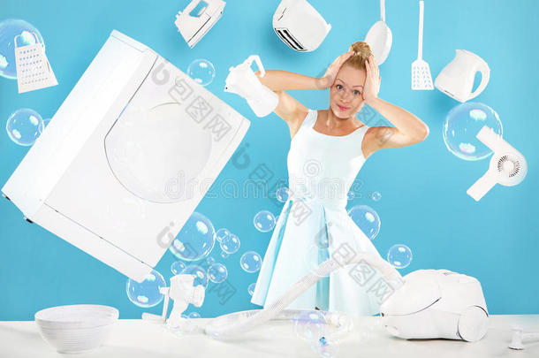 家常的女人——打扫卫生，打扫羽毛，做饭，打扫房间。