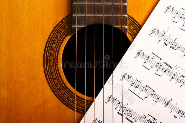 古典吉他与音符