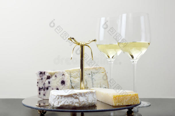 奶酪拼盘和葡萄酒