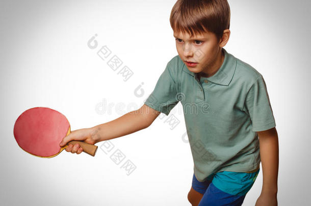 灰网乒乓球小男孩有趣的运动打球拍打乒乓球