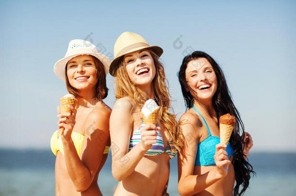 海滩上穿着比基尼和冰淇淋的女孩们