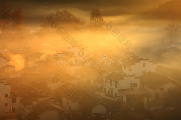 黎明雾中的中国村庄