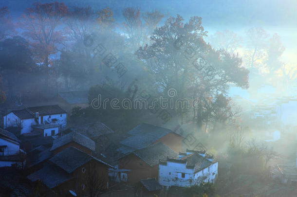 黎明雾中的中国村庄