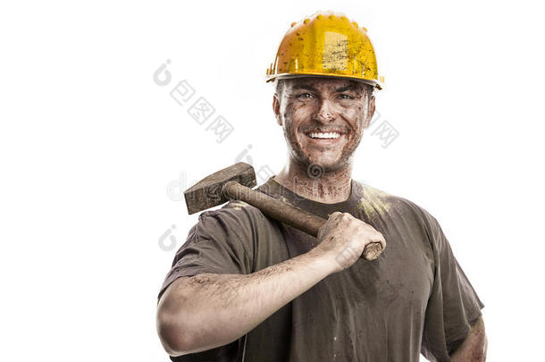 一个戴着安全帽、手持锤子的肮脏工人