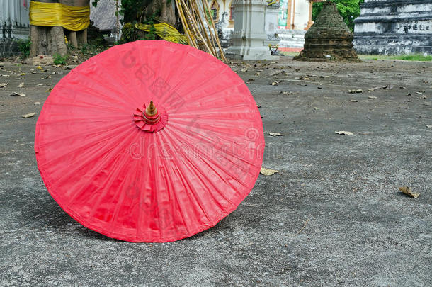 手工制作的红色、亚洲阳伞或雨伞