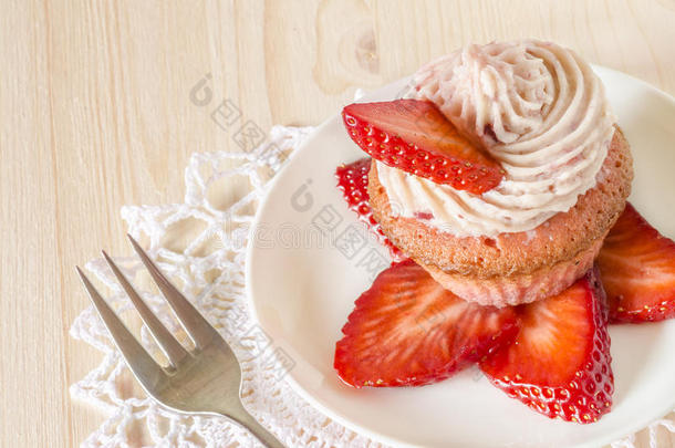 <strong>草莓蛋糕</strong>配黄油<strong>奶油</strong>，饰以新鲜草莓片