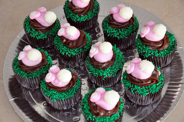 巧克力蛋糕配粉色复活节兔子