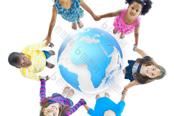 世界各地牵手的多民族儿童