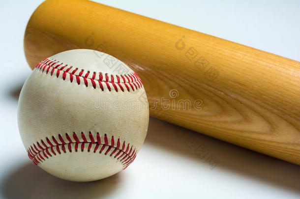 白色木制棒球棒和球