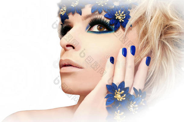 奢华的蓝色指甲和化妆品。