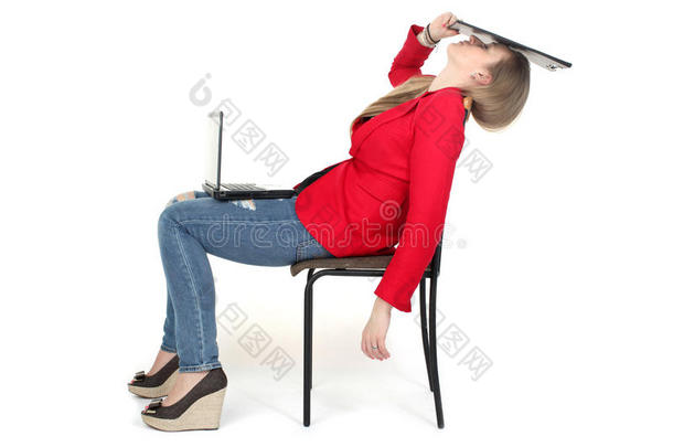 辛苦工作后，女人在电脑上放松