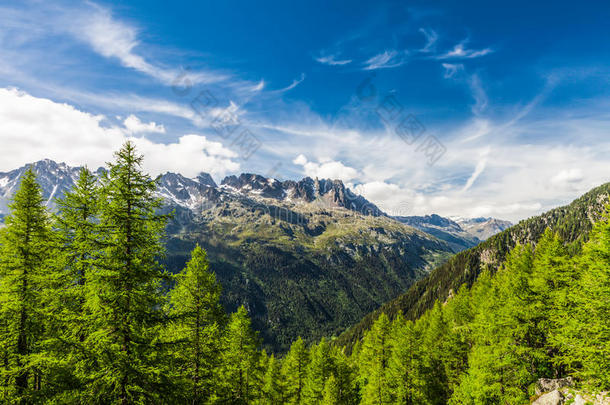 法国阿尔卑斯山谷，位于白朗山下，有着冰海冰川