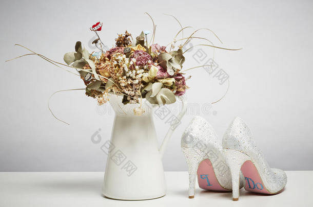 新娘鞋和花瓶里的干花