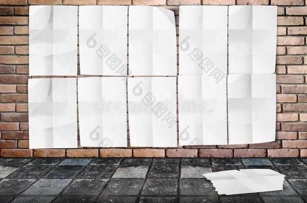 模板-砖墙和人行道上皱巴巴的海报墙