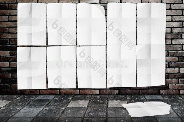 模板-砖墙和人行道地面上皱巴巴的海报墙（暗色调）