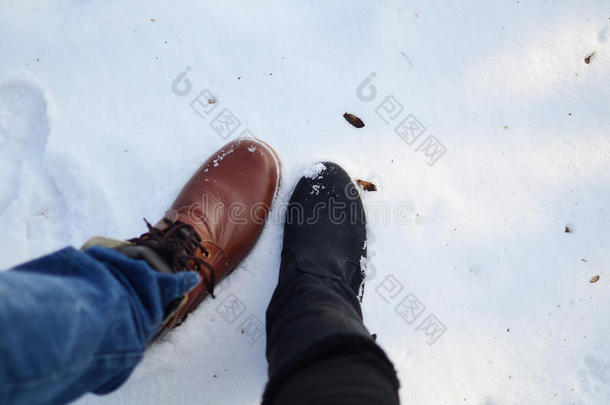 雪地上的靴子情侣一起寒冷