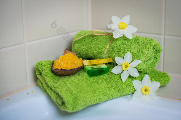 带鲜花、香皂和盐的温泉浴巾。