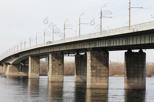 穿过叶尼塞河的桥。克拉斯诺亚尔斯克。