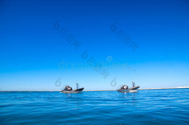 一艘渔船驶进港口，满载而归。