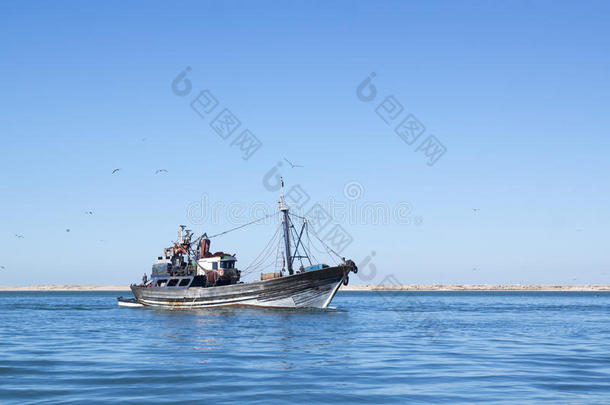 一艘渔船驶进港口，满载而归。