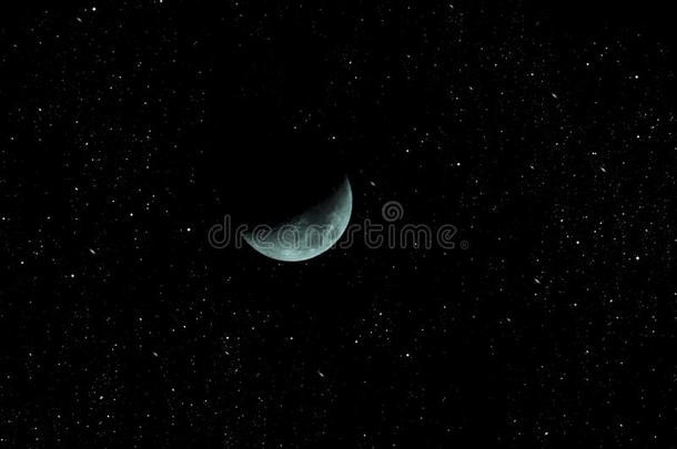星空背景下的月亮特写镜头。