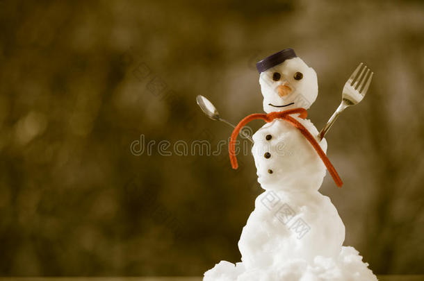 圣诞快乐小雪人与叉子户外。冬季。